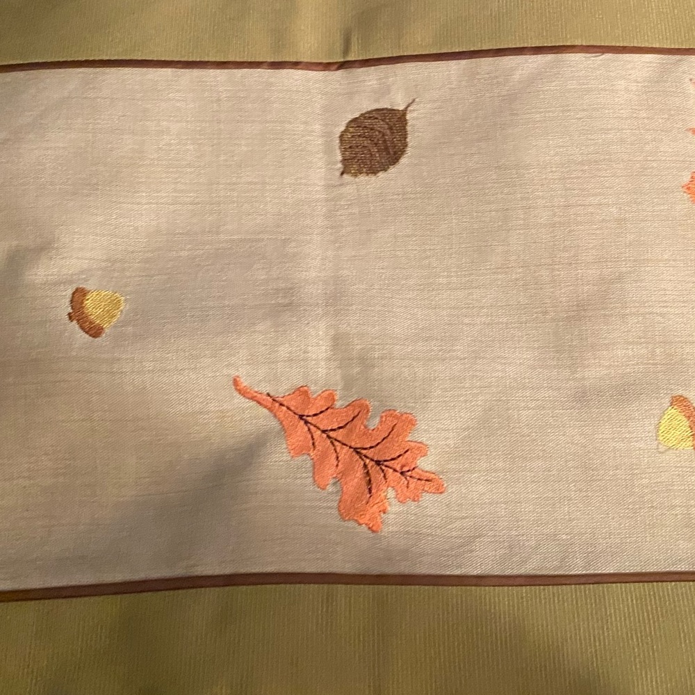 Inspired Treasures Table Runner Embroidered Leaves & Acorns NWOT